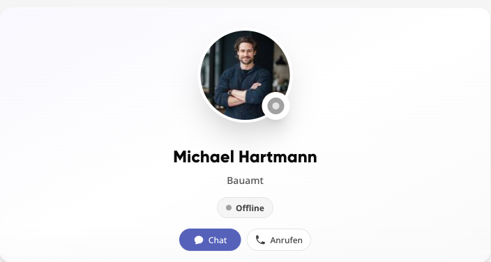 Kollegen-Profil mit Verfügbarkeitsstatus, Schaltflächen „Chat“ und „Anrufen“, Arbeitszeiten und Bereich „Über mich“