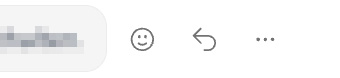 Nachrichtenblase mit Symbolen für Emoji-Reaktion, Antworten und Weitere Optionen („…“)